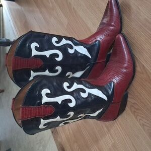 Womens cowboy boots 👢
